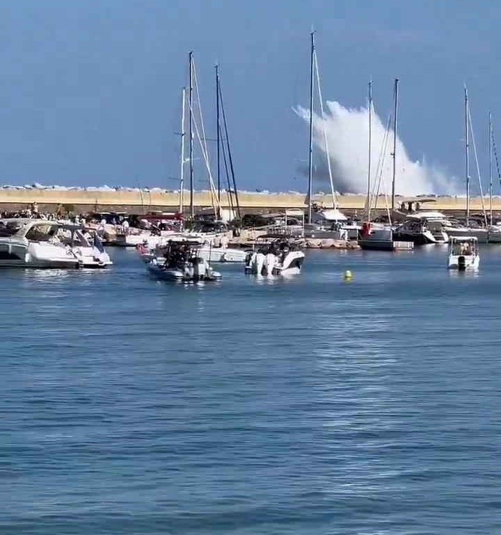 Un avion s'écrase en mer devant des dizaines de personnes : vidéo choquante