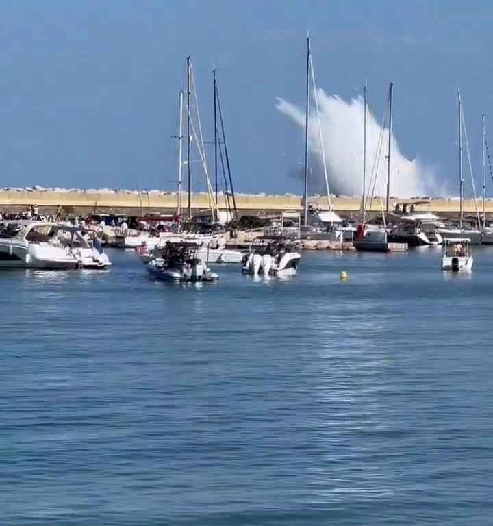 Aereo si schianta in mare davanti a decine di persone: video shock