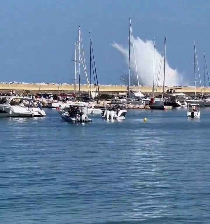 Aereo si schianta in mare davanti a decine di persone: video shock