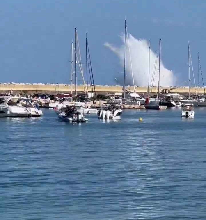 Avión se estrella en el mar frente a decenas de personas: impactante vídeo