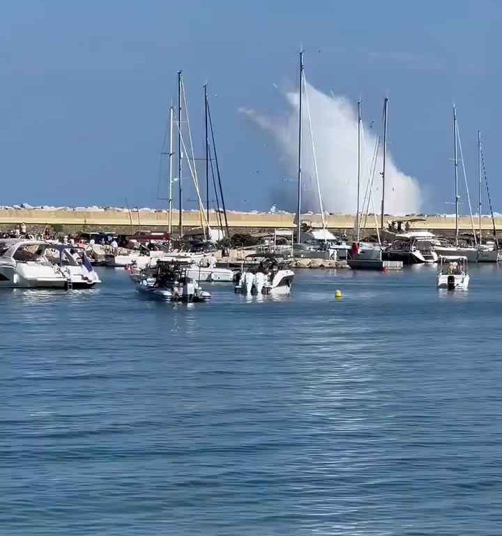 Un avion s'écrase en mer devant des dizaines de personnes : vidéo choquante