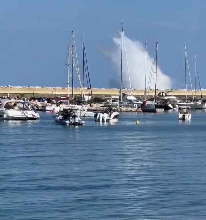 Aereo si schianta in mare davanti a decine di persone: video shock