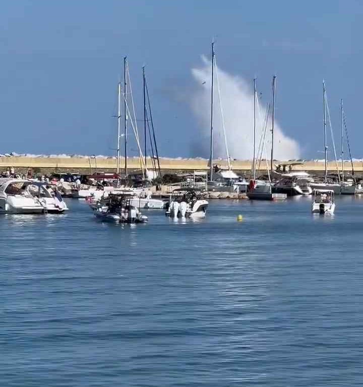 Aereo si schianta in mare davanti a decine di persone: video shock