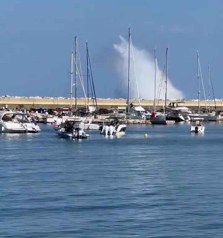 Un avion s'écrase en mer devant des dizaines de personnes : vidéo choquante