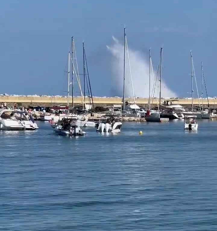 Avión se estrella en el mar frente a decenas de personas: impactante vídeo