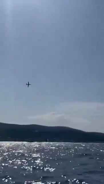 Aereo si schianta in mare davanti a decine di persone: video shock