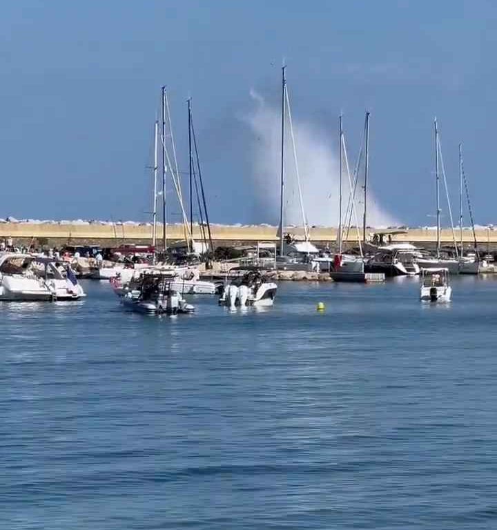 Un avion s'écrase en mer devant des dizaines de personnes : vidéo choquante