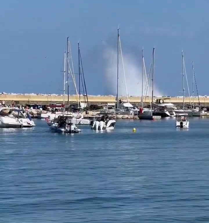 Un avion s'écrase en mer devant des dizaines de personnes : vidéo choquante