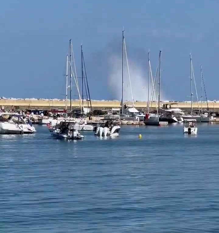 Avión se estrella en el mar frente a decenas de personas: impactante vídeo