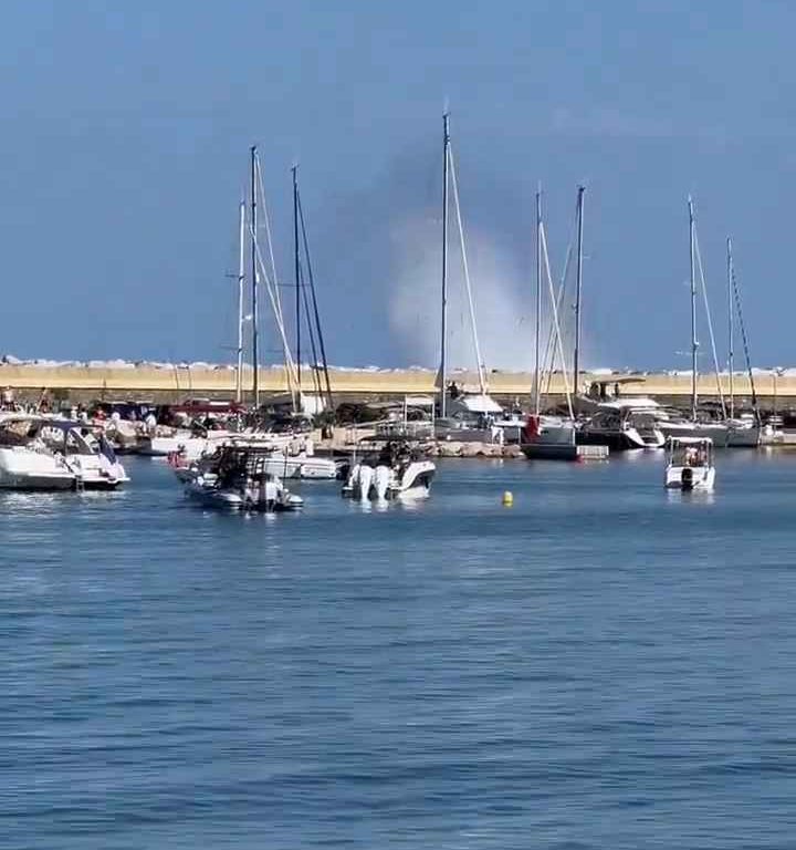 Aereo si schianta in mare davanti a decine di persone: video shock