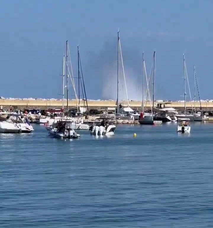 Flugzeug stürzt vor den Augen Dutzender Menschen ins Meer: schockierendes Video