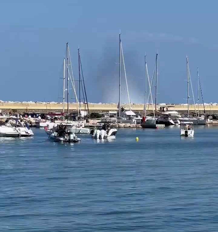 Aereo si schianta in mare davanti a decine di persone: video shock