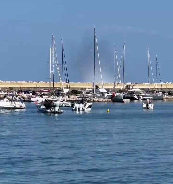 Avión se estrella en el mar frente a decenas de personas: impactante vídeo