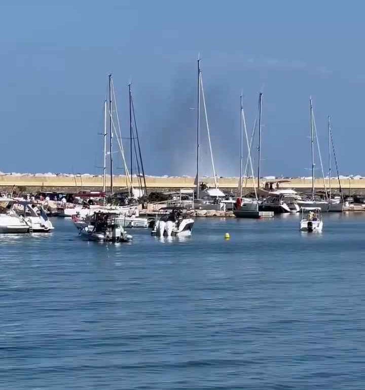 Avión se estrella en el mar frente a decenas de personas: impactante vídeo