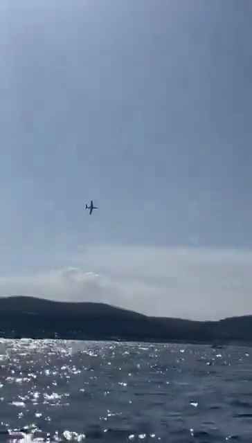 Flugzeug stürzt vor den Augen Dutzender Menschen ins Meer: schockierendes Video