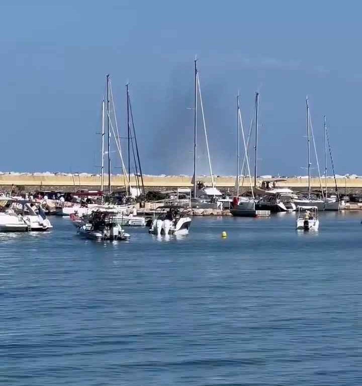 Flugzeug stürzt vor den Augen Dutzender Menschen ins Meer: schockierendes Video