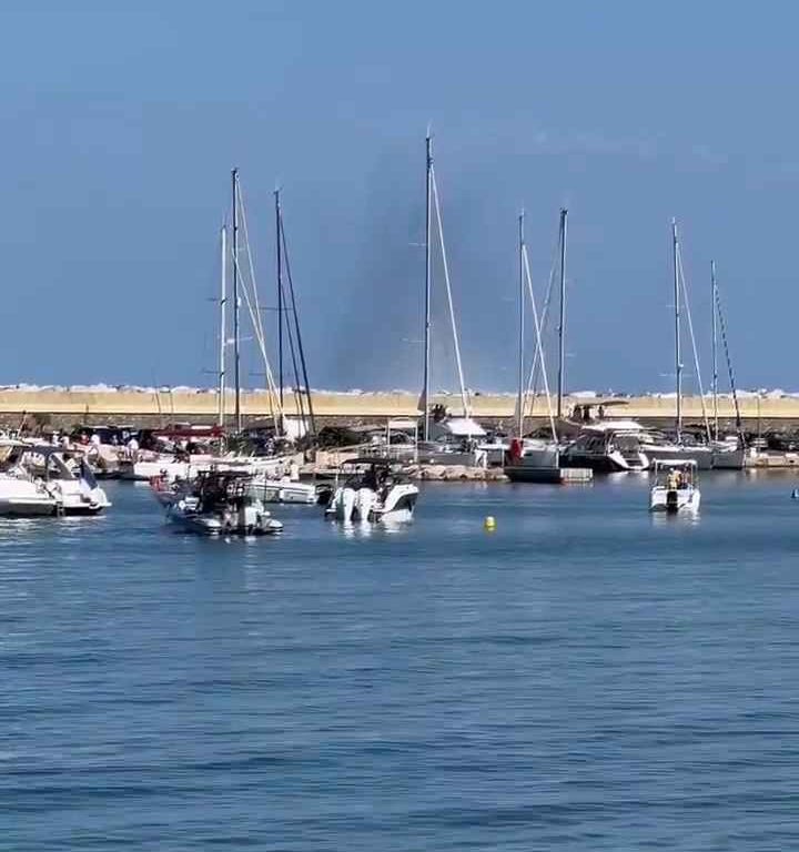 Flugzeug stürzt vor den Augen Dutzender Menschen ins Meer: schockierendes Video