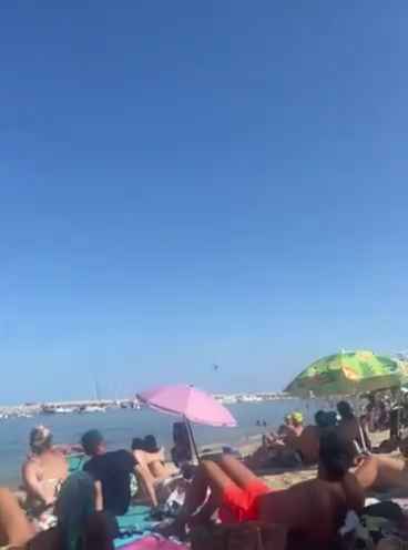 Avión se estrella en el mar frente a decenas de personas: impactante vídeo