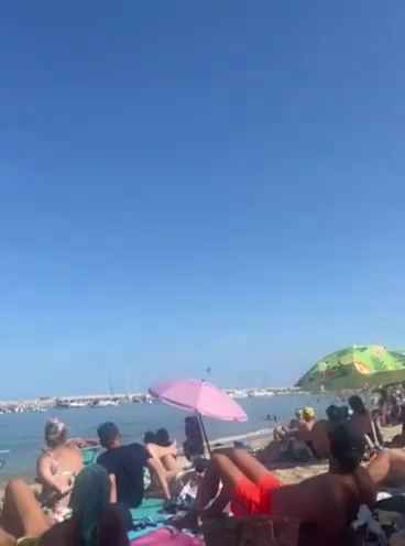 Avión se estrella en el mar frente a decenas de personas: impactante vídeo