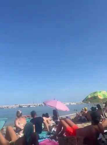 Avión se estrella en el mar frente a decenas de personas: impactante vídeo