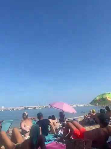 Avión se estrella en el mar frente a decenas de personas: impactante vídeo