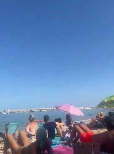 Avión se estrella en el mar frente a decenas de personas: impactante vídeo