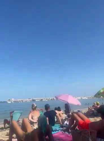 Aereo si schianta in mare davanti a decine di persone: video shock