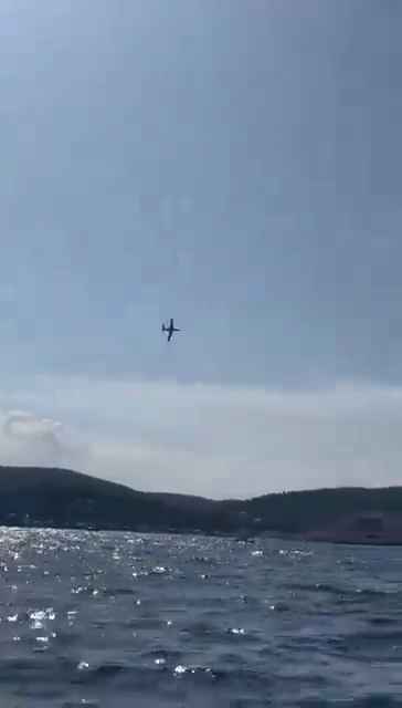 Un avion s'écrase en mer devant des dizaines de personnes : vidéo choquante