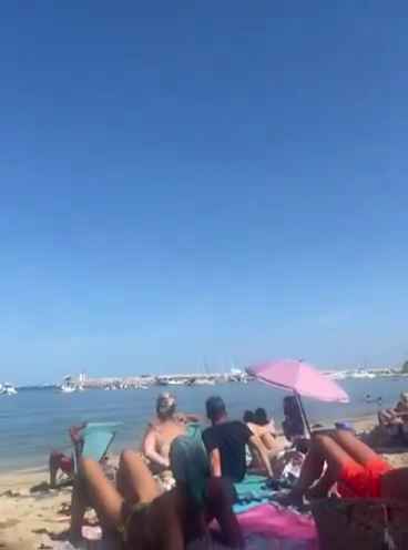 Avión se estrella en el mar frente a decenas de personas: impactante vídeo