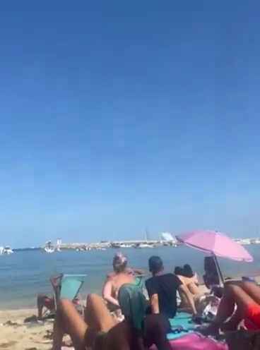 Un avion s'écrase en mer devant des dizaines de personnes : vidéo choquante