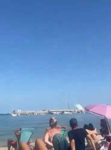 Avión se estrella en el mar frente a decenas de personas: impactante vídeo