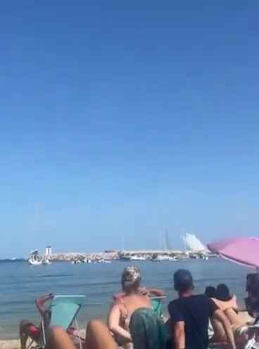 Aereo si schianta in mare davanti a decine di persone: video shock