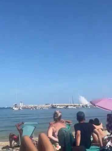 Avión se estrella en el mar frente a decenas de personas: impactante vídeo