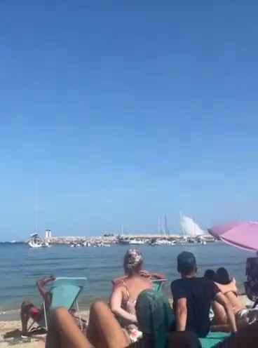 Un avion s'écrase en mer devant des dizaines de personnes : vidéo choquante