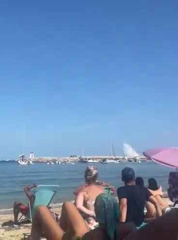 Un avion s'écrase en mer devant des dizaines de personnes : vidéo choquante