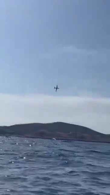 Avión se estrella en el mar frente a decenas de personas: impactante vídeo