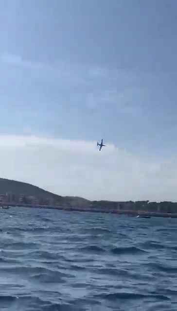 Aereo si schianta in mare davanti a decine di persone: video shock