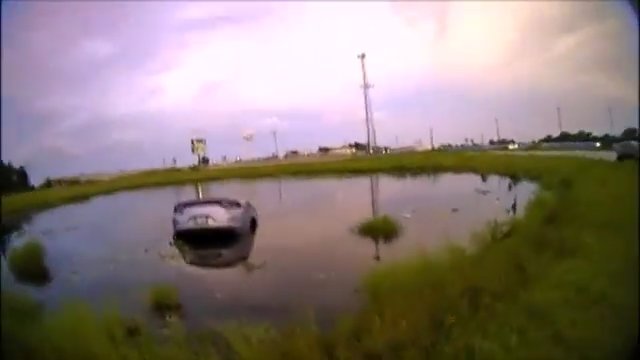 Coche en el lago después de un ataque epiléptico, un niño de 12 años salva a su madre con un policía