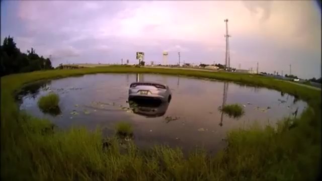 Coche en el lago después de un ataque epiléptico, un niño de 12 años salva a su madre con un policía