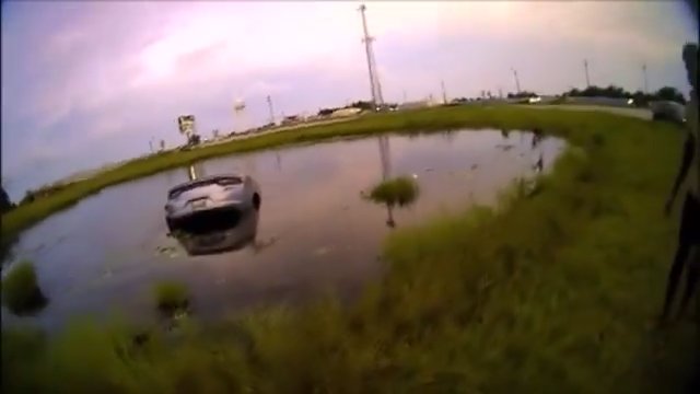 Coche en el lago después de un ataque epiléptico, un niño de 12 años salva a su madre con un policía