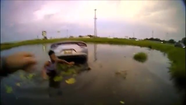 Coche en el lago después de un ataque epiléptico, un niño de 12 años salva a su madre con un policía