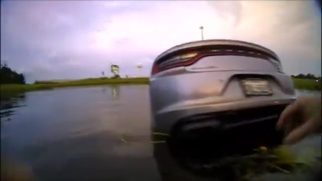 Coche en el lago después de un ataque epiléptico, un niño de 12 años salva a su madre con un policía