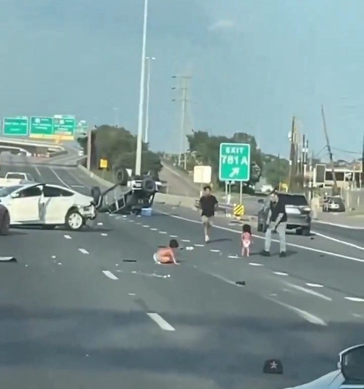 Auto si ribalta dopo incidente, due bimbi sbalzati fuori salvi per miracolo: video