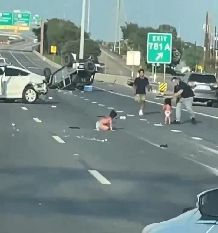 Auto si ribalta dopo incidente, due bimbi sbalzati fuori salvi per miracolo: video