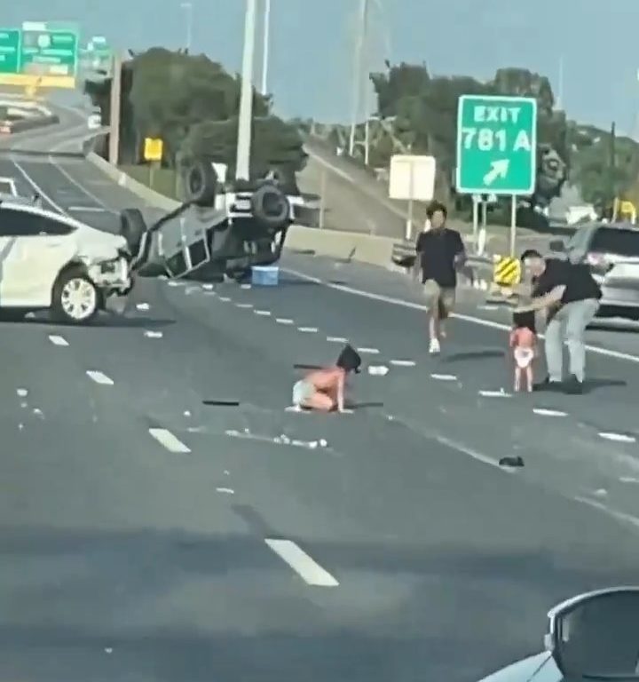 Auto überschlägt sich nach Unfall, zwei Kinder werden auf wundersame Weise sicher herausgeschleudert: Video