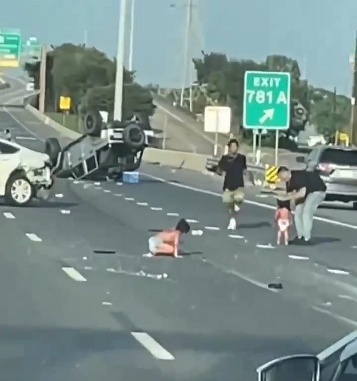 Auto si ribalta dopo incidente, due bimbi sbalzati fuori salvi per miracolo: video