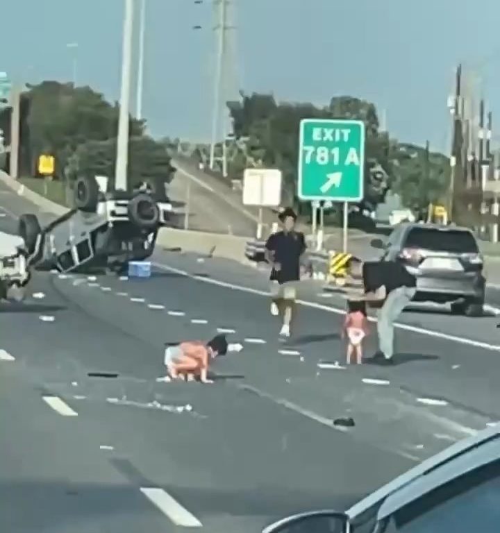 Auto si ribalta dopo incidente, due bimbi sbalzati fuori salvi per miracolo: video