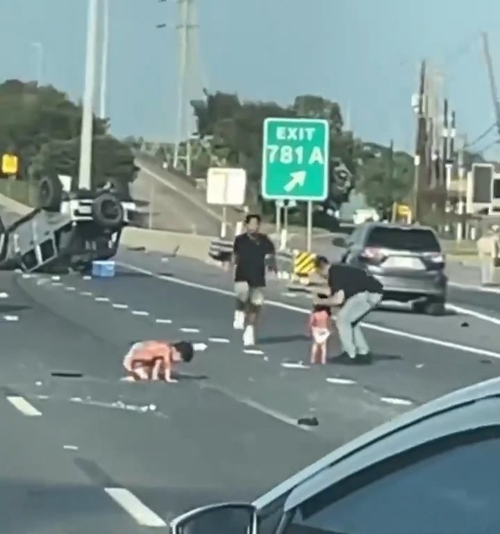 Auto überschlägt sich nach Unfall, zwei Kinder werden auf wundersame Weise sicher herausgeschleudert: Video