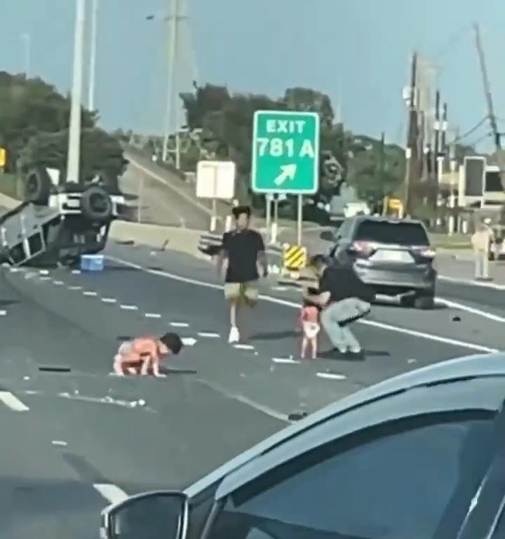 Auto überschlägt sich nach Unfall, zwei Kinder werden auf wundersame Weise sicher herausgeschleudert: Video