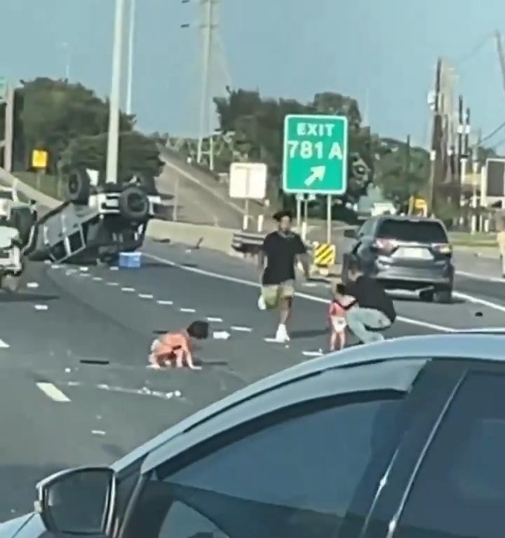 Auto überschlägt sich nach Unfall, zwei Kinder werden auf wundersame Weise sicher herausgeschleudert: Video